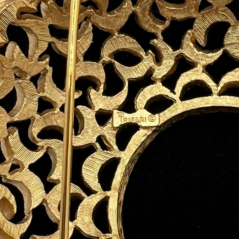 Crown Trifari Textured Crescent Brooch - Picture 5 of 5